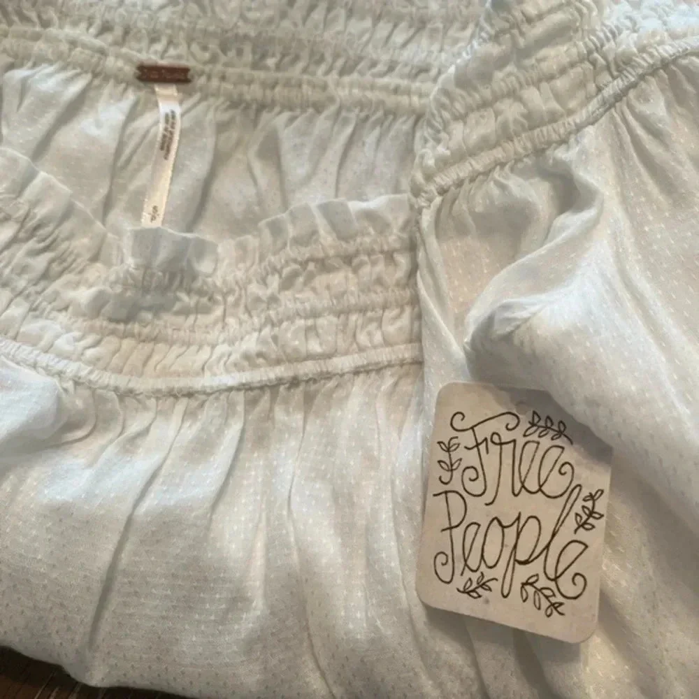 Free People cropped flowy bell sleeve white beachey top. Size Small‎
